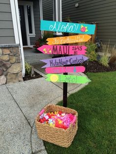 a sign that says aloho, mau and the other signs are in front of a house