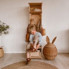 Übernehmen Sie die Kontrolle über die Kinderoberbekleidung mit unserem eleganten und praktischen Kleiderschrankmöbel Bertram, das Ordnung schaffen und gleichzeitig Stil in das Zuhause bringen soll. Bertram ist geräumig und smart und passt perfekt sowohl in den Eingangsbereich als auch in den Hauswirtschaftsraum, genau wie die praktischen Lösungen, die Sie aus dem Kinderzimmer oder Kinderzimmer kennen. Einzigartige Vorteile der Garderobenmöbel Bertram: Intelligentes und praktisches Design: Optimi Building Materials, Kids Playing, Sake, Rum, Kindergarten, Bookcase, Kids Room, Entryway, Furniture