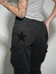 A calça + cool do universo com estrelas brilhosas no bumbummm (sim, isso mesmo!). Calça jeans em estilo cargo, modelagem ampla e cintura média! Calça Cargo Star é best-seller o4u com modelagem de desenvolvimento próprio. - Estrelas fixadas nos bolsos da parte de trás (estrelas em pedrarias brilhantes) - Calça Jeans cargo com bolsos utilitários - Cintura média (girls que amam a calça com cintura baixa: recomendamos pegar uma numeração maior da que você normalmente usa) - Lavagem do jeans preta es Look Rock, Rock In Rio, Jeans Cargo, Best Doctors, Best Seller, Closet