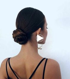 ✓✓Chignon bas au fini ultra-plaqué...le sleek bun" est la coiffure tendance préférée des filles stylées. La preuve en images...!! Vidal Sassoon Hair Color, Hairstyles Down, Easy Bun Hairstyles For Long Hair, Cool Hair Designs, Wedding Hair Half, Pink Blonde Hair, Chignon Hair, Curls For Long Hair