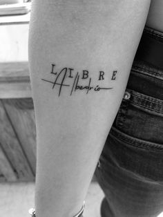 a person with a tattoo on their leg that reads, libra re albero