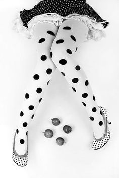 Dots Fashion, Polka Dot Tights, Shoe Gallery, Black N White, Look Vintage, Black White Red, White Polka Dot, Apples, Pin Up