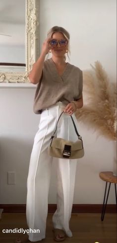 Business Casual White Pants, White Pants Outfit Dressy, White Wide Leg Pants Outfit Dressy, Business Dinner Outfit Night Classy, Wide Leg Pants Outfit Dressy, Office Look Women, White Wide Leg Pants Outfit, Pleated Pants Outfit, White Pants Outfit Summer