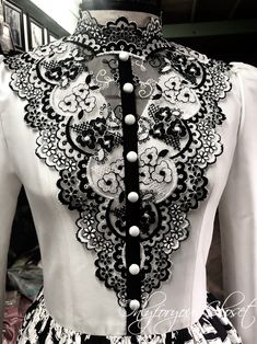 Estilo Gossip Girl, Col Crochet, Lace Inspiration, Persian Fashion, Chic Fashionista, Button Fashion, Combination Fashion, Long Train Wedding Dress, Look Formal