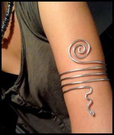 I have to make this! Arm Cuff Diy, Diy Arm Cuff, Arm Jewellery, Arm Cuff Jewelry, Arm Jewelry, Wire Jewelry Designs, Cuff Jewelry, Diy Wire Jewelry