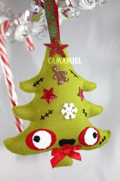 horror ornamentsAna Camamiel horror vacuiAdornos NavidadChristmas ornaments 2012 Horror Ornaments, Embroidery Christmas Ornaments, Zombie Christmas, Horror Vacui, Felt Halloween