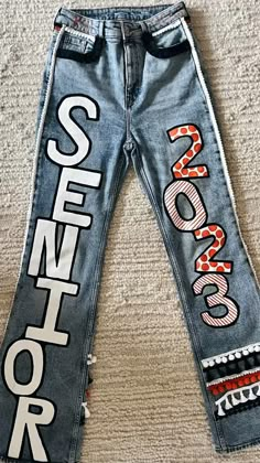 Homecoming Jeans Painted, Homecoming Jeans Ideas, School Spirit Outfit, Senior Painted Jeans, Senior Year Diy, Senior Year Things, Senior Jeans