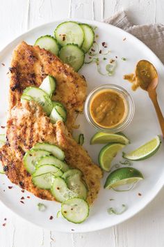 Chicken paillard with cucumber slices, lime wedges and peanut sauce Blt Burger, Vegan Jerky, Broccoli Side Dish, Meal Rotation, Thai Peanut Chicken, Thai Peanut, Peanut Chicken, Chicken Kabobs, Grilled Zucchini