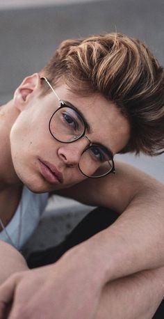 Round Glasses Men, Victor Perez, Stylish Glasses For Men, Aesthetic Ropa, Male Haircuts Curly, Mens Glasses Fashion, Boys Glasses, Hairstyles With Glasses, Golden Life