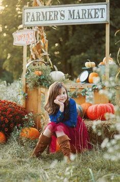 Fall mini session. Pumpkin stand Pumpkin Stand Photoshoot, Autumn Mini Sessions, Pumpkin Stand Mini Session, October Mini Session Ideas, September Mini Session Ideas, Studio Fall Mini Sessions, Fall Photo Mini Session Ideas, Pumpkin Patch Mini Session, Fall Farm Photoshoot