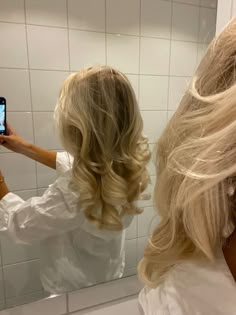 Blonde Hair Inspiration, Blowout Hair, Heatless Curls, Blonde Hair Looks, Hair Inspo Color, Dream Hair, Aesthetic Hair, Layered Hair, Hair Day