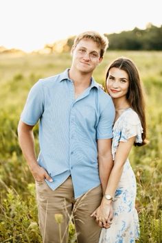 Front Facing Couple Poses, Different Couple Poses, Couples Session Poses, Husband And Wife Photoshoot Ideas, Summer Photoshoot Ideas Couples, Husband Wife Picture Poses, Corn Maze Couple Pictures, Couple Sunset Pictures Field