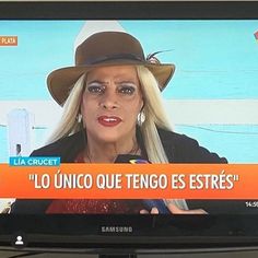 a woman wearing a cowboy hat is on the television screen with words written in spanish