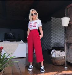 Red Culottes Outfit, Outfit Pantalon Rojo, Red Pants Outfit, Culottes Outfit, Color Combos Outfit, T Shirt Outfit, Elegante Casual, Cute Comfy Outfits, Red Pants