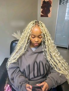 Blond Goddess Locs, Goddess Blonde Braids, Blonde Island Twist Black Women, White Goddess Braids, Blonde Locs Black Women, Blonde Goddess Locs, Goddess Braids Blonde, Blonde Butterfly Locs, Blond Locs