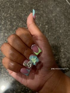 Medium Nail Designs With Charms, Short Nails Astethic, Short Inspo Nails, Silver Short Nail Designs, Short Square Junk Nails, Bahamas Nails Ideas, Short Duck Nails Design, Duck Nails Acrylic Short, Short Junk Nail Designs