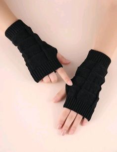 Black Gloves Aesthetic, Black Gloves Fingerless, Aesthetic Gloves, Gloves Aesthetic, Black Fingerless Gloves, Glove Pattern, Sandals Patterns, Crochet Gloves Pattern, Estilo Hippy