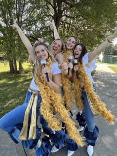 The theme Mamma Mia was perfect!  The girls made their jeans and added the boas for the perfect touch! Costumes With Regular Clothes, Costumes With Normal Clothes, Group Halloween Costume Ideas, Carnaval Outfit, Carnaval Costume