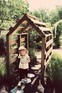 A few old pallets used in a garden--love it! Pallet Playhouse, Diy Playhouse, Garden Arbor, Pallet Garden