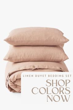 the linen duvet bedding set is shown with three pillows and two pillow cases