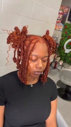 We rounded up 70 more invisible locs hairstyles that are perfect for protective styling featuring the type of hair that’s used & maintenance tips including this ginger boho invisible locs bob look. Ginger Invisible Locs, Invisible Locs Bob, Invisible Locs Styles, Invisible Locs Hairstyles, Locs Bob, Cuban Twist Hair, Parting Hair, Locs Styles