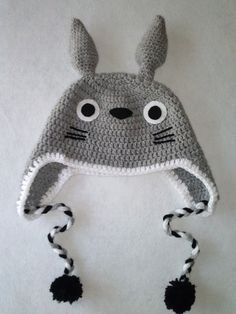 Hola queridos seguidores de CrochetisimoHoy volvemos a compartir un patrón de ganchillo amigurumi gratis para vosotrosComo ya sabéiscada día compartimos nuevos patrones... Totoro Hat, Crochet Totoro, Diy Tricot, Hantverk Diy, Crochet Geek, Crocheted Hat, Haken Baby