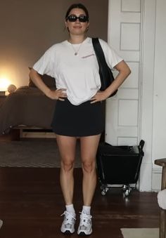 Skirt Shirt Outfit, Outfits 00s Style, Boy Outfits Summer, Trip Fits, Black Mini Skirt Outfit, Campus 00, Mum Style, 1950s Vintage Fashion, Skort Outfit