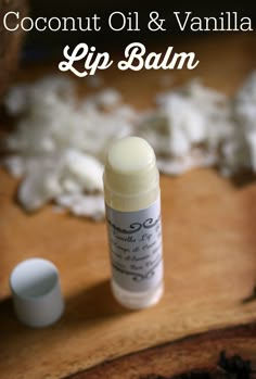 DIY Coconut Oil and Vanilla Lip Balm. Super effective and easy to make! Health Coconut Oil, Diy Coconut, Diy Coconut Oil, Lip Balm Containers, Diy Kosmetik