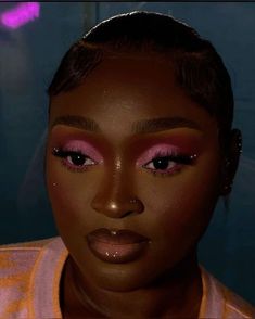 Dark Skin Pink Makeup, Dark Femme Makeup Black Woman, Eye Makeup Looks Black Women, Purple Eyeshadow Red Lips, Unique Prom Makeup, Eye Makeup Inspo Eyeshadows, Dramatic Pink Eye Makeup, Jt Makeup Looks, Under Eye Makeup Looks