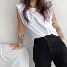 Muscle Tee Outfits, Lesbian Outfits, Lesbian Fashion, St Ignatius, Look Office, Queer Fashion, Androgynous Fashion, Lauren Jauregui, White Outfit