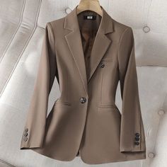 Elegant blazers often come in timeless colors that exude sophistication. Neutral shades such as black, navy, beige, and white are common choices, allowing the blazers to be versatile and easy to style. These colors complement a variety of outfits and occasions, from formal business meetings to evening events. Business Casual Blazer, Formal Coat, Chic Business Casual, Blue Khakis, Casual Blazer, Tailored Suits, Adele, Blazers For Women