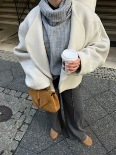 Luxury Cozy Fall Outerwear, Oversized Long Sleeve Neutral Outerwear, Cozy Oversized Neutral Outerwear, Oversized Cozy Wool Outerwear, Cozy Oversized Wool Outerwear, Mode Casual, Stockholm Fashion