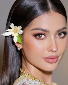 Anntonia Porsild. Miss Universe Thailand 🇹🇭 2023 & the 1st Runner-Up Miss Universe 2023! Ann celebrates Loy Krathong Festival 2023 in simple yet elegant Thai traditional dress. แอนโทเนีย โพซิ้ว มิสยูนิเวิร์ส ไทยแลนด์ ประจำปี พ.ศ.2566 และรองอันดับหนึ่ง มิสยูนิเวิร์ส ประจำปี 2023 นางนพมาศระดับจักรวาล ณ วันลอยกระทง ปี 2566 @porxild #จักรวาลนี้คือเธอ Miss Universe 2023, Loy Krathong Festival, Miss Universe Thailand, Bird Makeup, Pink Lipgloss, Loy Krathong, Pageant Makeup, Good Makeup, Thai Traditional Dress