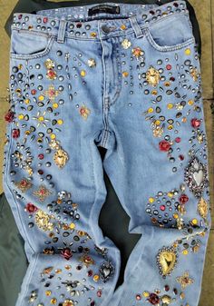 Reduzido * Dolce & Gabbana; Cristal Rosas Jeans; Coração o Adorno; tamanho; UK6/IT38/US4 8058349395587 | eBay Gemstone Jeans, Clothing Repurpose, Jeans Bordados, Beaded Jeans, Jeans Upcycle, Light Blue Colour, Boyfriend Fit Jeans, Painted Denim, Embellished Jeans