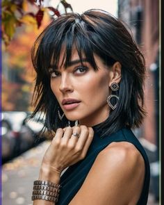 Mid Shag Haircut With Bangs, Very Textured Medium Hair, Haircut With Bangs And Layers Short, Layered Mid Length Bob, Mid Length Textured Bob, Shaggy Medium Length Haircut, Should Length Hair With Layers And Bangs, Shaggy Long Bob With Bangs, Layered Long Bob With Bangs