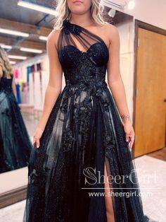 Our ARD2920 long formal dress is a single shoulder piece with a sweetheart neckline, 3D flowers, and a high slit to give you a timeless and elegant look. The black lace is overlaid with sparkly tulle to bring a luxe and glamorous finish. Perfect for making a statement at any special event! It can be made in other colors,please contact us 1.Silhouette: A-line2.Fabric: Sparkly Tulle3.Embellishment: 3D Flowers4.Neckline: Sweetheart Neck5.Sleeve: Sleeveless6.Waistline: Natural7.Hem-length: Sweep Tra Black Tulle Prom Dress, One Shoulder Prom Dress, A Line Evening Dress, Lace Prom Dress, Black Prom Dress, Black Prom, فستان سهرة, A Line Prom Dresses, Tulle Prom Dress