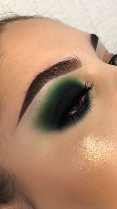 Green Smokey Eyes, Black Green Eyeshadow, Bold Green Eye Makeup, Fun Green Makeup, Slytherin Inspired Makeup, Elphaba Makeup Eye, Green Emo Makeup, Green Gothic Makeup, Witch Makeup Ideas Green