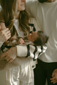 Photoshoot Ideas Newborn Coming Home Pictures, Newborn Shoot At Home With Parents, Newborn Kitchen Photography, Dogs And Newborns Photography, Baby Photo With Parents, Family Home Newborn Photos, Chic Newborn Photography, At Home Newborn Pictures Outfit, Newborn Photoshoot Ideas With Parents