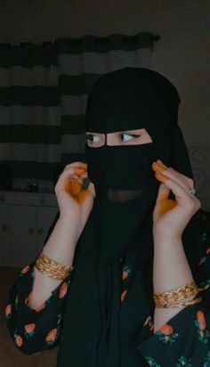 Ponytail Girl, National Clothes, Bachelorette Outfits, Islamic Girl, Arab Women, Niqab