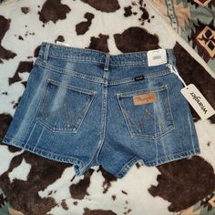 Brand New With Tags! Wrangler Brand Shorts. Bluejean Short With Traditional Leather Wrangler Patch On Back. Size 26. I Ship As Soon As I See A Purchase! #Wranglershorts #Cowgirl #Buckle #Rodeo #Bootbarn #Ariat #Sheplers #Levi #Cowboy #Country #Rustic Western Denim Bottoms For Summer, Western Style Denim Summer Bottoms, Western Style Denim Bottoms For Summer, Summer Western Denim Bottoms, Mid Rise Jean Shorts, Wrangler Shorts, Western Jeans, Mom Jeans Shorts, High Rise Denim Shorts