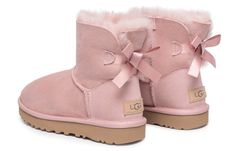 UGG Mini Baley Bow II 1016501-PCRY Pink Uggs With Bows, Uggs Mini, Boots With Bows, Pink Winter Boots, Ugg Boots With Bows, Cute Uggs, Ugh Boots, Pink Ugg Boots, Uggs With Bows