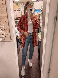 Flannel Outfits Teacher, Teacher Flannel Outfit, Chic Teacher Outfits, Cute Teaching Outfits, Counselor Outfits, First Day Of Work Outfit, Comfortable Teacher Outfits, Library Outfits, Casual Flannel Outfits