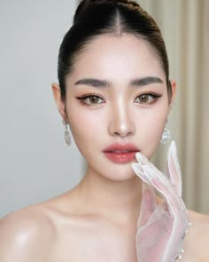 Graduation Look Makeup, Korean Wedding Makeup, Mint Ranchrawee, Asian Eyebrows, Bride Makeup Natural, Korean Makeup Look, Glam Wedding Makeup