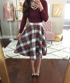 Look your absolute best for this year's Christmas and New Years' parties. Here are 14 modest holiday holiday outfits you can easily replicate. Modest Holiday Outfits, Classy Christmas Party, Lollapalooza Outfit, Mustard Skirt, Outfits To Try, Stylish Petite, Skandinavian Fashion, Christmas Outfits Women, Rock Outfit