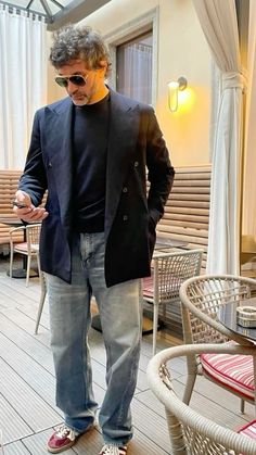 Kakha Kaladze outfit Kakha Kaladze style Men Dinner Party Outfit, Classy Denim Outfits, Suitsupply Casual, Keanu Reeves Style, Sprezzatura Style For Men, Blazer Outfits Men, Adidas Casual, Blazer Outfits Casual