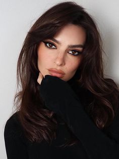 Makeup Artists Compliment My Makeup Whenever I Wear This Underrated Product Emily Ratajkowski Makeup, Classy Makeup, Bold Makeup, Emily Ratajkowski, Celebrity Makeup, Makeup For Brown Eyes, Artistry Makeup