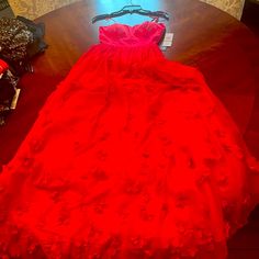 Gorgeous, Strapless Or Choice To Use Straps Prom Dress Cinch Ties In The Back Layered Full Skirt Floor Length With Floral Attachments On Skirt Tulle Overlay Size 1 Red Strapless Tulle Dress, Prom Dress Red, Skirt Tulle, Dresses Sequin, Strapless Prom Dress, Strapless Prom Dresses, Pretty Prom Dresses, Heart Dress, Red Prom Dress