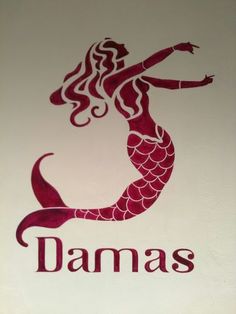 the logo for dama's is displayed on a wall