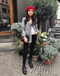 Baret Hat Outfit, French Hat Outfit, Red Beret Outfit, Outfit With Beret, Baret Outfit, Work Winter Outfits, Vestidos Color Vino, Beret Outfit, Winter Outfits Ideas