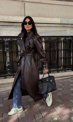 Burgundy leather trench coat outfit | Trench coat outfits, Fall outfits, Fall outfit ideas, autumn trends, rainy day outfits, fall street style Leather Coat Outfit, Elegantes Outfit Damen, Cold Fashion, Trench Coat Outfit, Professional Outfits Women, Outfit Chic, Instagram Style, Event Outfit, Cute Winter Outfits